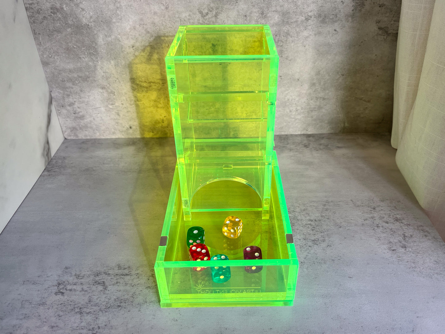 Magnetic collapsible dice tower