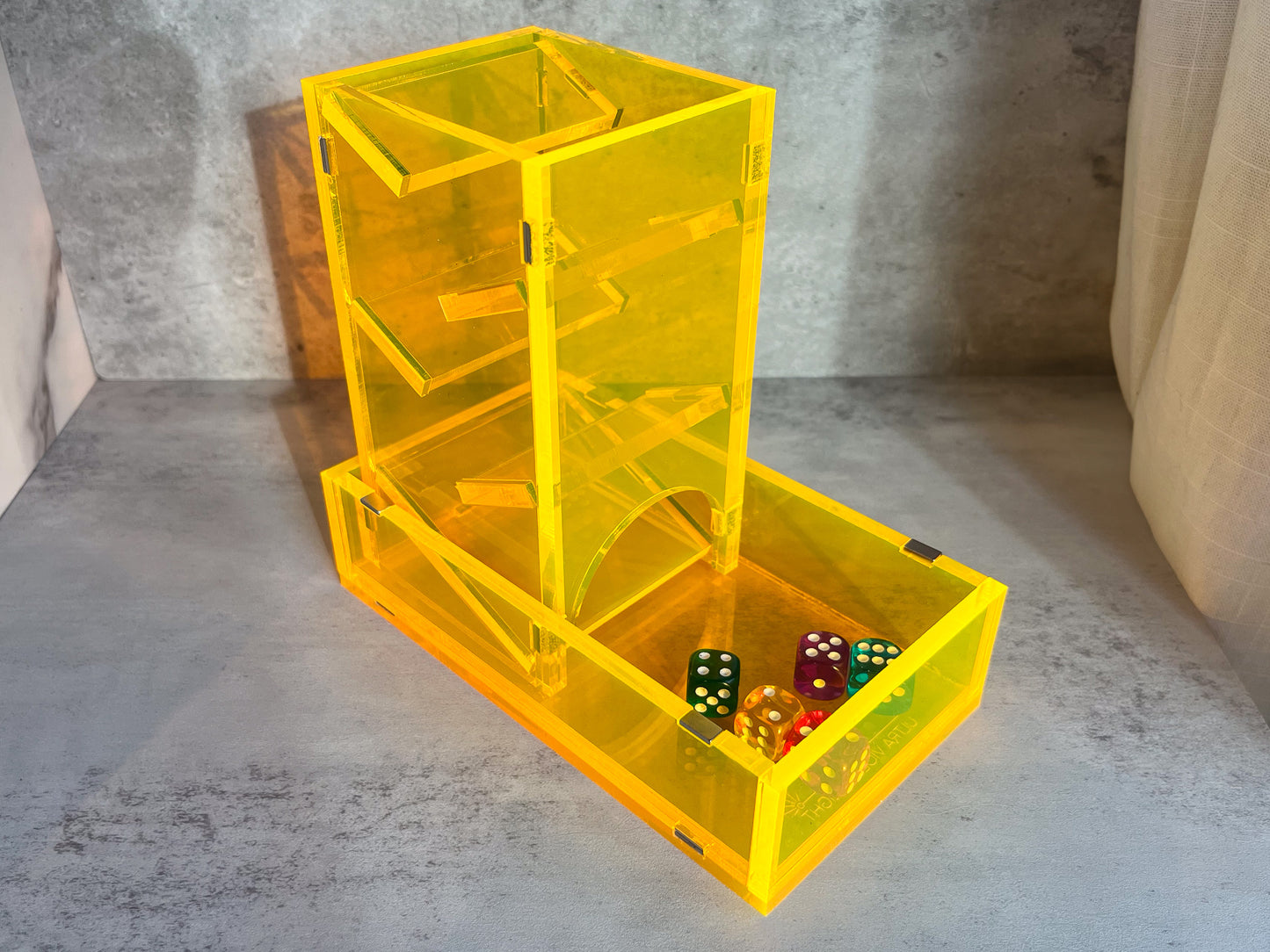 Magnetic collapsible dice tower