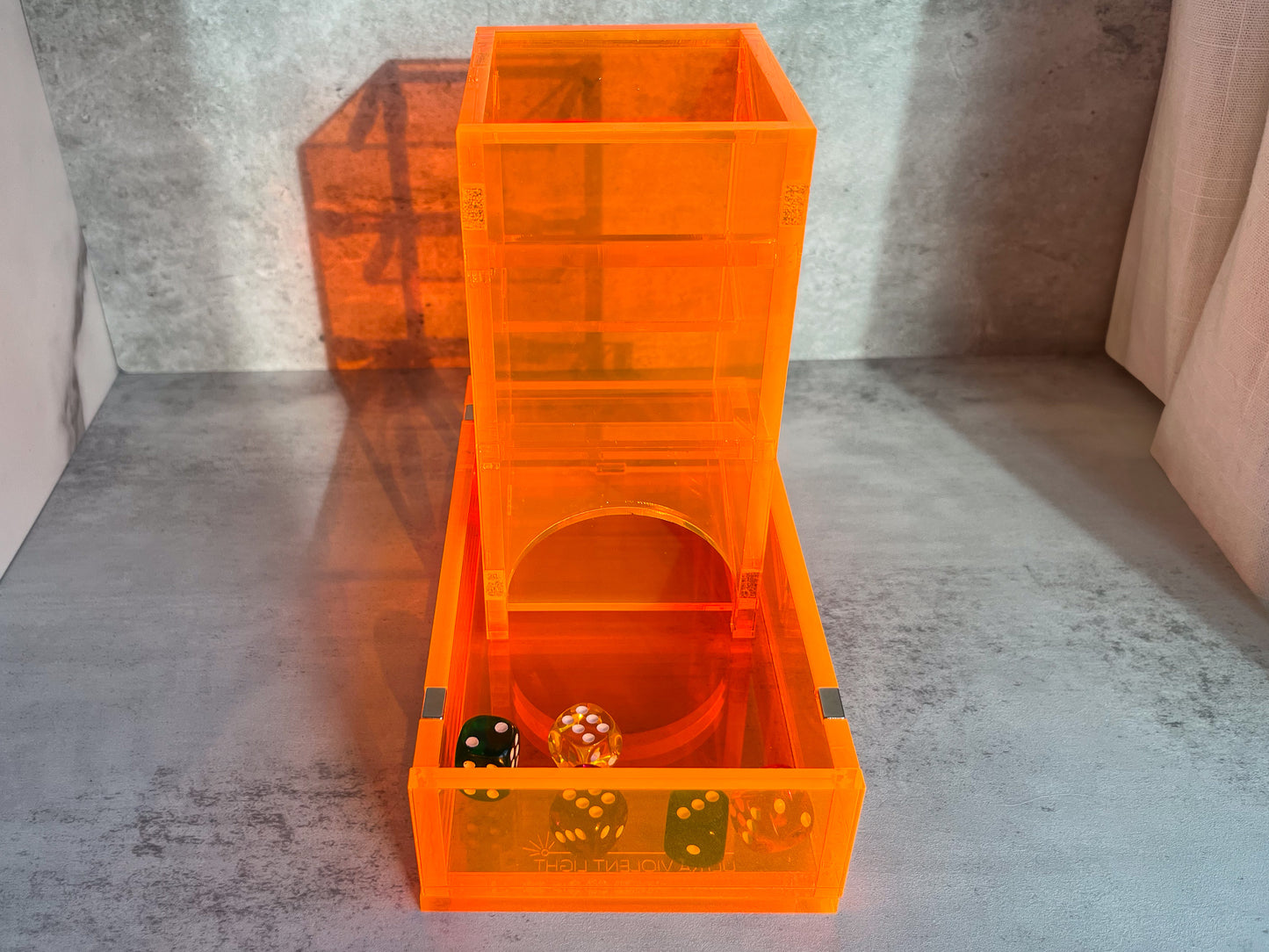 Magnetic collapsible dice tower