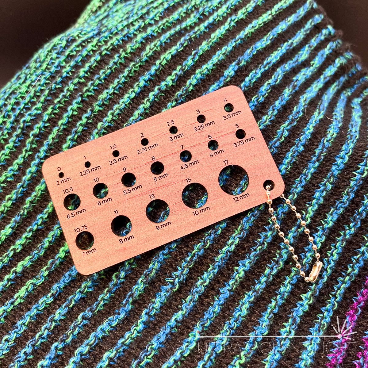Credit card-sized knitting needle sizer
