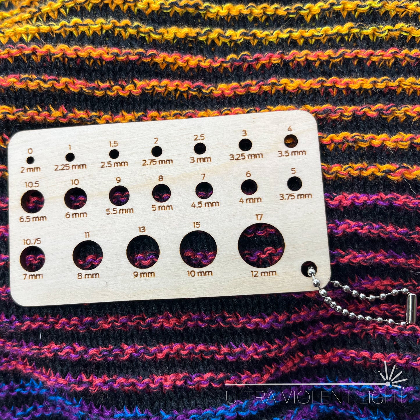 Credit card-sized knitting needle sizer