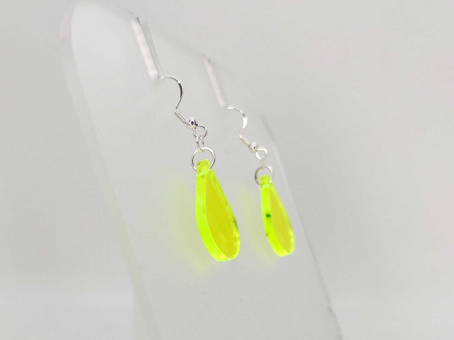 Green fluorescent single sundrop hook dangle earrings