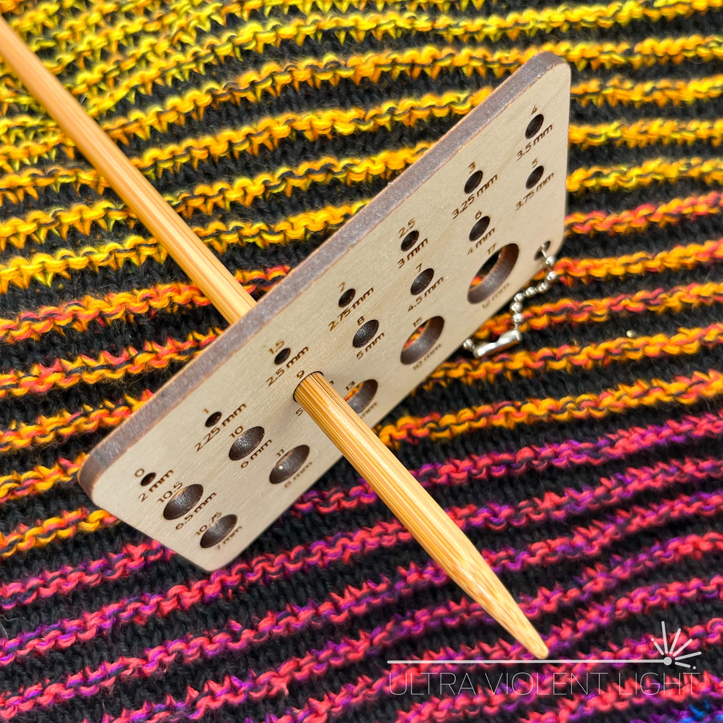 Credit card-sized knitting needle sizer